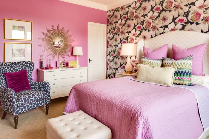 How to decorate room with pink walls